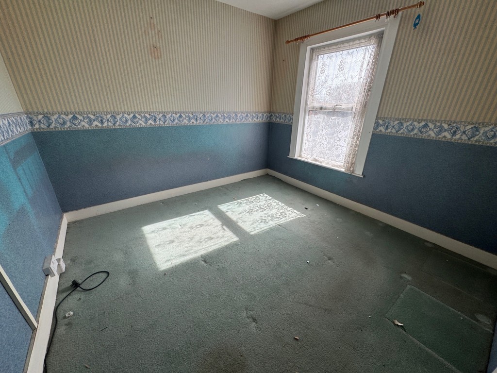 Lot: 62 - END-TERRACE HOUSE FOR REFURBISHMENT - Bedroom 2